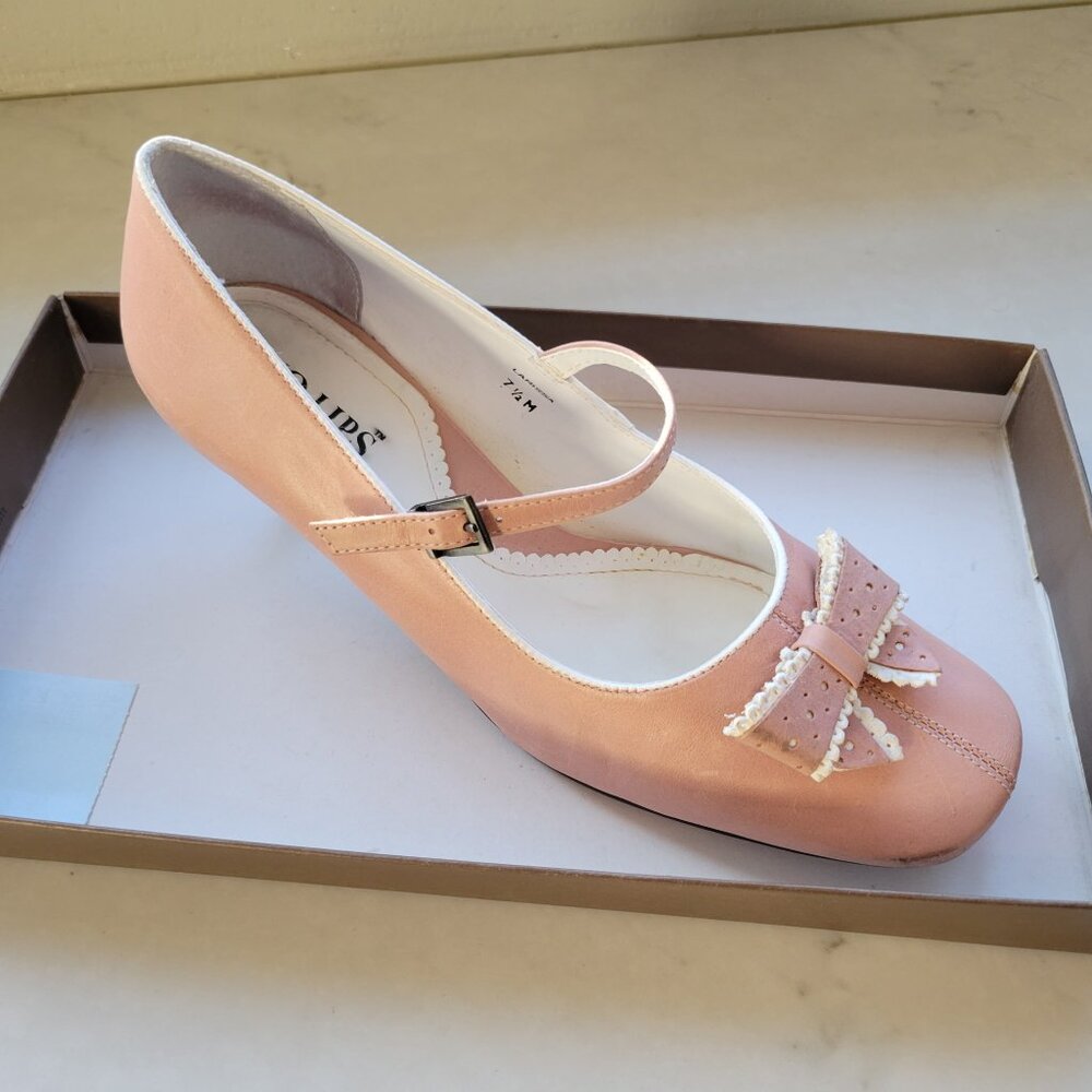 Womens pink suede mary jane with bow size 7.5W